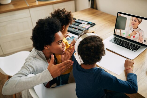 Vous devriez écouter plus attentivement l'enseignante pendant qu'elle explique la leçon