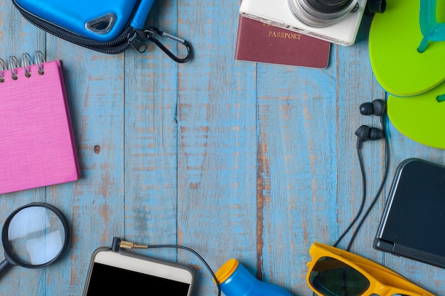 Voyage, accessoires d&#39;été sur bois bleu