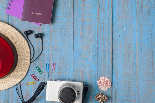 Voyage, accessoires d&#39;été sur bois bleu