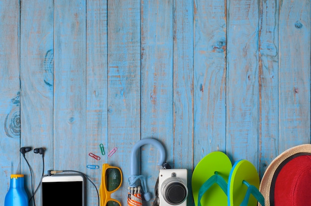 Voyage, accessoires d&#39;été sur bois bleu