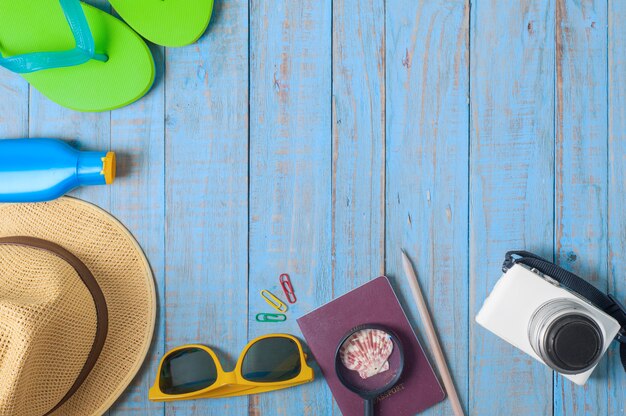 Voyage, accessoires d&#39;été sur bois bleu