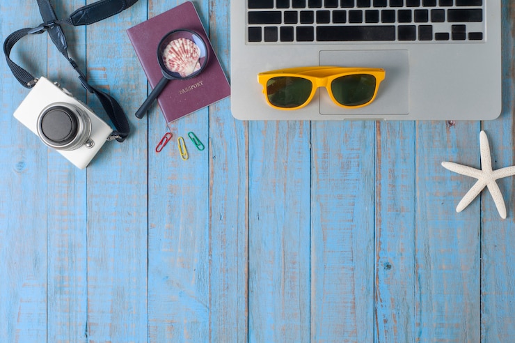 Photo gratuit voyage, accessoires d'été sur bois bleu