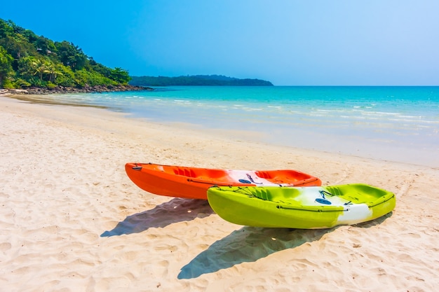 Photo gratuite voyage ciel en kayak de mer bleue