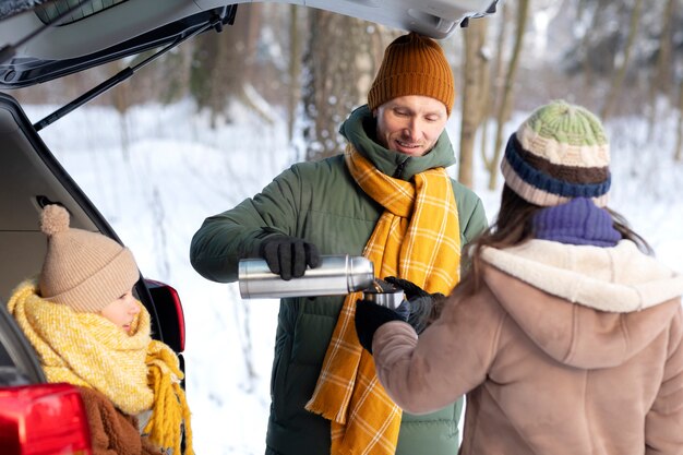 Voyage d'hiver en famille à plan moyen