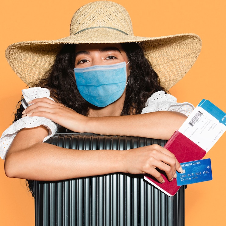 Photo gratuit voyage touristique en masque à l'aéroport