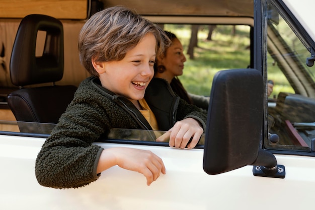 Voyage en voiture familiale avec vue latérale