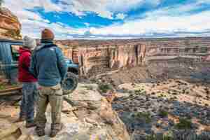 Photo gratuite voyager avec une voiture tout-terrain