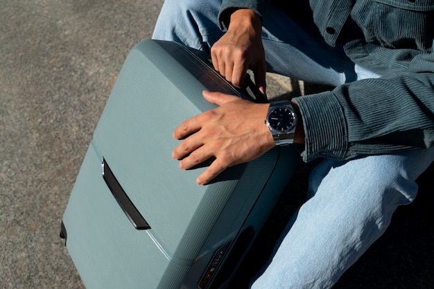 Voyageur à angle élevé avec une valise