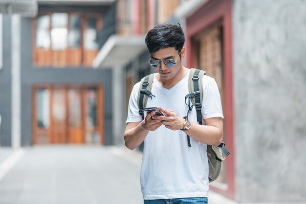 Voyageur asiatique homme sur la carte de localisation à Pékin, Chine