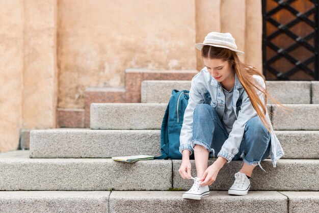 Voyageur attachant ses lacets dans les escaliers