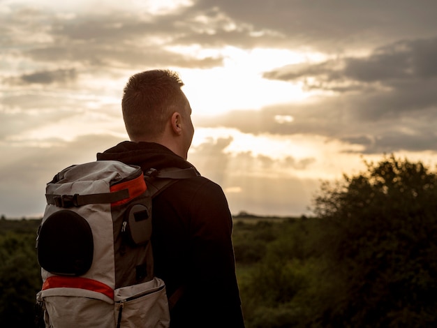 Voyageur au coucher du soleil