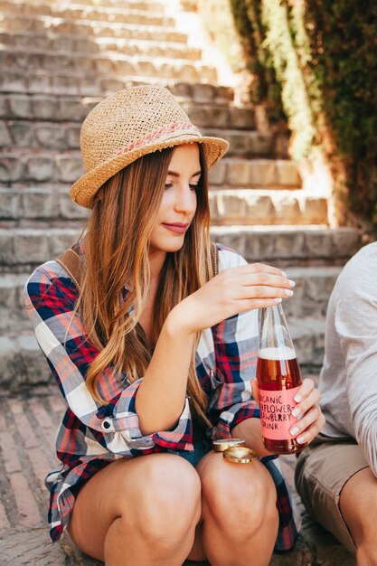 Voyageur avec une boisson rafraîchissante