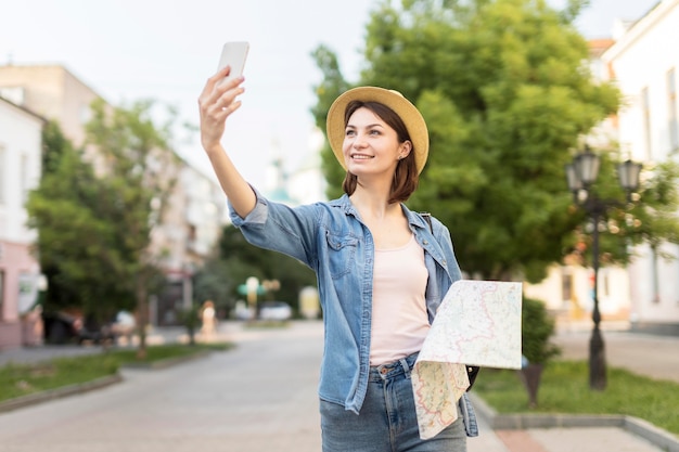 Voyageur avec chapeau, prendre des photos à l'extérieur