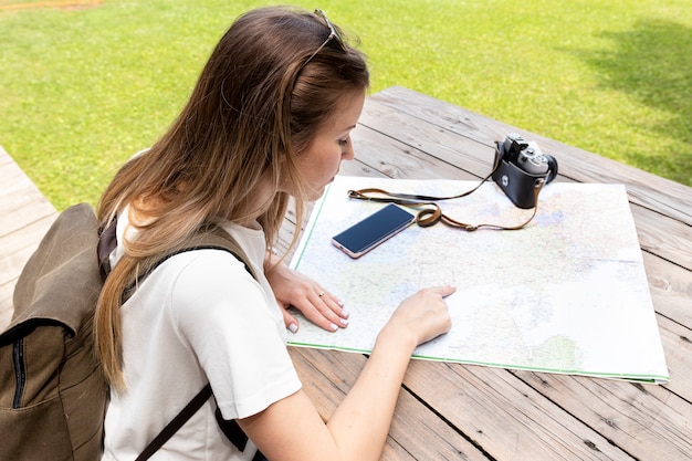 Voyageur cherchant un lieu sur une carte