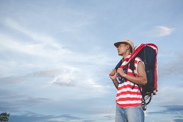 Voyageur debout devant la vue du ciel