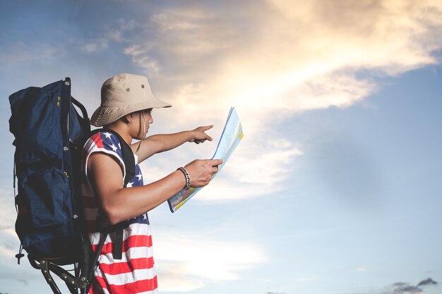 Voyageur debout devant la vue du ciel