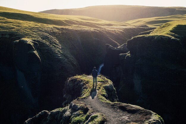 Le voyageur explore le paysage accidenté de l'Islande