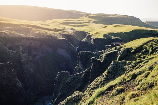 Le voyageur explore le paysage accidenté de l'Islande