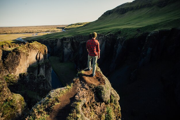 Le voyageur explore le paysage accidenté de l'Islande