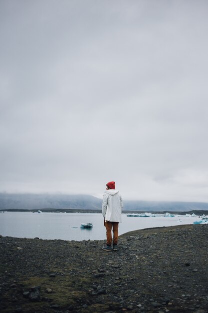 Un voyageur explore le paysage accidenté de l'Islande