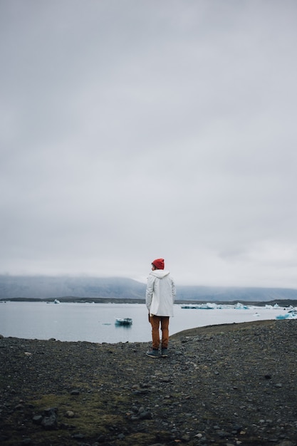 Un voyageur explore le paysage accidenté de l'Islande