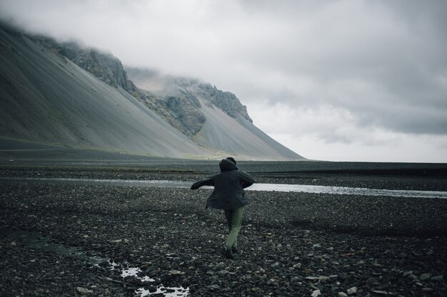 Un voyageur explore le paysage accidenté de l'Islande