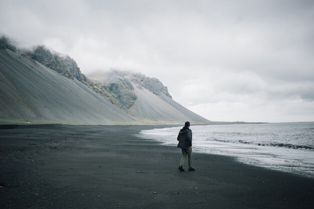 Photo gratuite un voyageur explore le paysage accidenté de l'islande