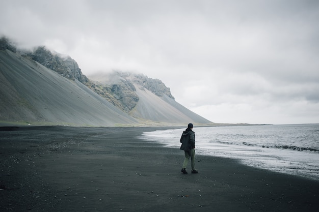 Un voyageur explore le paysage accidenté de l'Islande