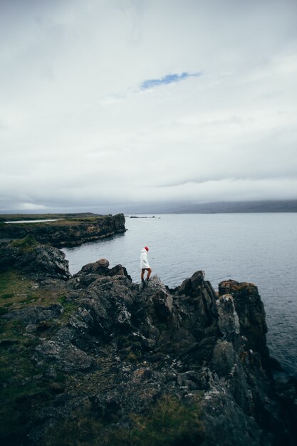 Un voyageur explore le paysage accidenté de l'Islande