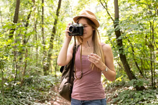 Voyageur en forêt prend des photos