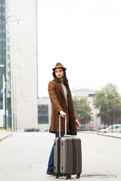 Voyageur avec manteau et chapeau