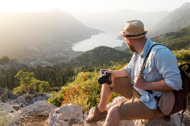 Voyageur masculin au Monténégro à l'extérieur