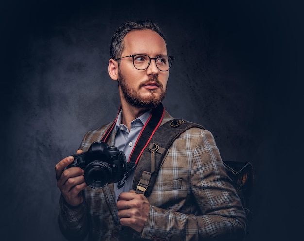 Photo gratuite voyageur et photographe. portrait en studio d'un beau barbu