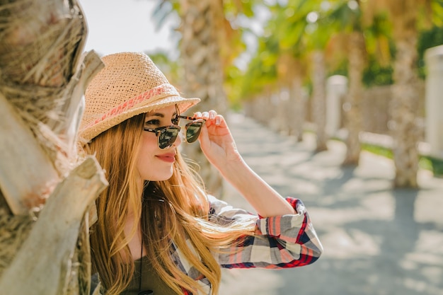 Voyageur posant avec des lunettes de soleil