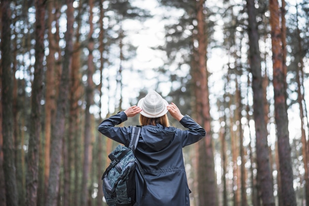 Voyageur sans visage avec sac à dos et chapeau