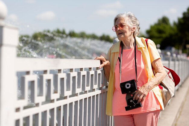 Voyageur senior tenant un appareil photo