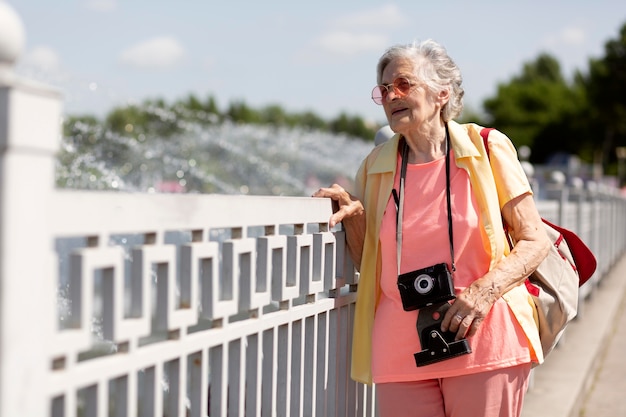 Voyageur senior tenant un appareil photo