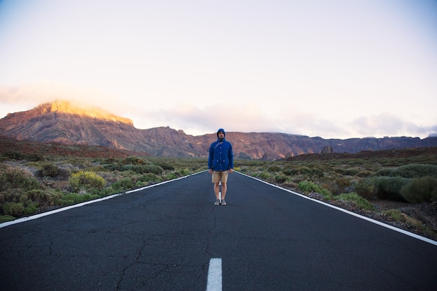 Photo gratuite voyageur solitaire sur la route