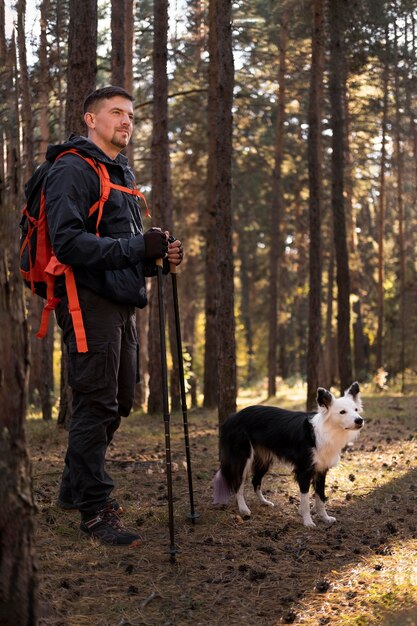 Voyageur et son chien marchant dans les bois