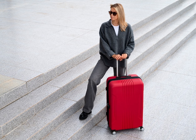 Photo gratuite un voyageur avec une valise.