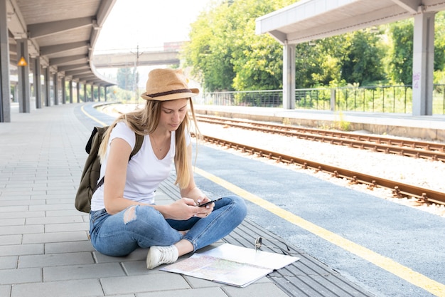 Photo gratuite voyageur vérifiant son téléphone pour plus d'informations