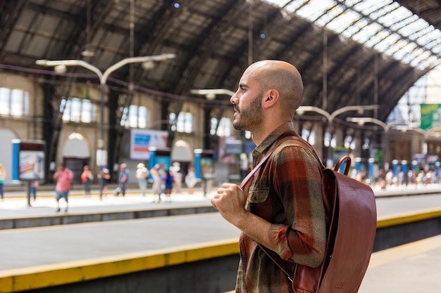 Photo gratuite voyageur de vue latérale au métro