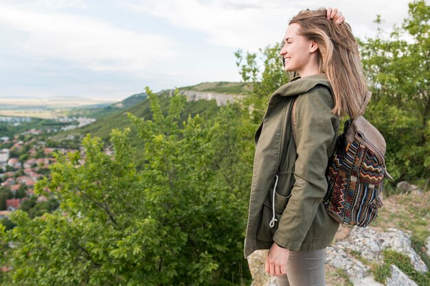 Voyageur vue latérale profitant de vacances