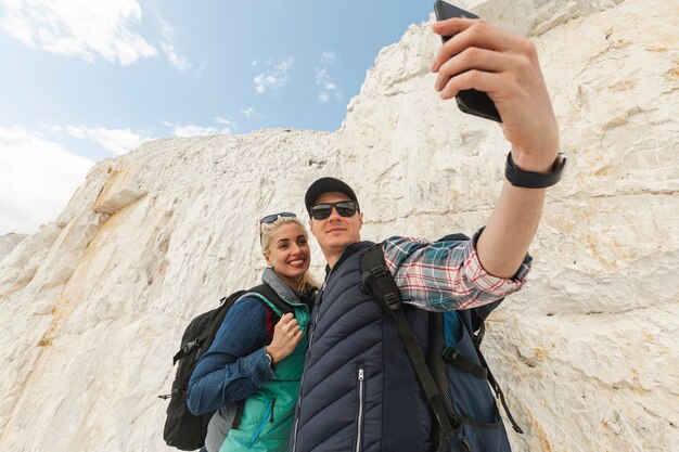 Voyageurs adultes prenant un selfie