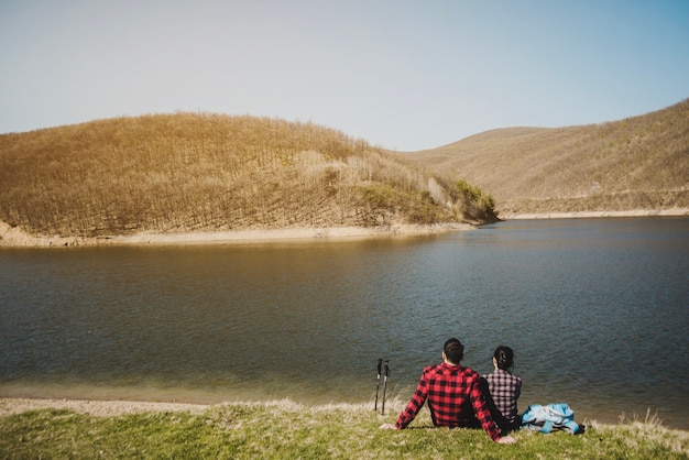 Photo gratuite les voyageurs apprécient au bord du lac