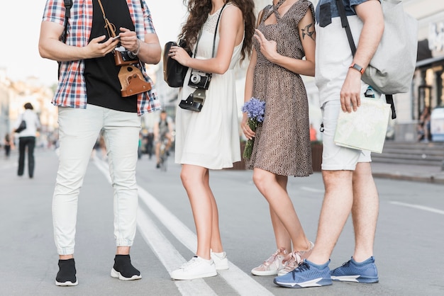 Voyageurs debout sur la rue