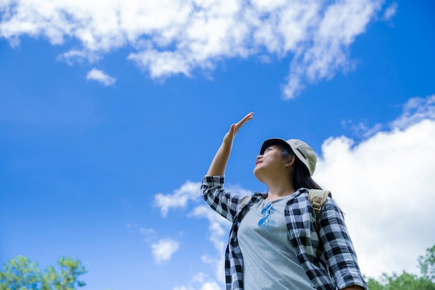 Voyageurs, jeunes femmes, admirez les montagnes et les forêts étonnantes, des idées de voyage fantasmagoriques, de la place pour les messages, de grands moments de l’atmosphère.