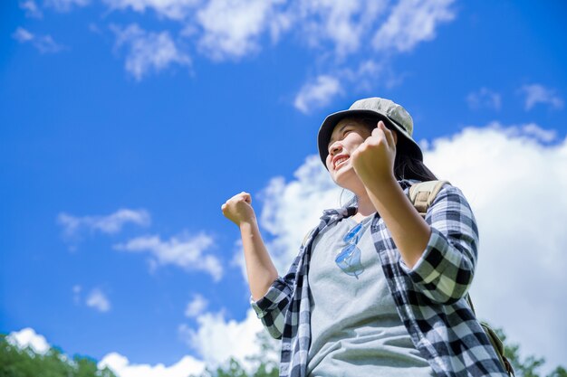 Voyageurs, jeunes femmes, admirez les montagnes et les forêts étonnantes, des idées de voyage fantasmagoriques, de la place pour les messages, de grands moments de l’atmosphère.