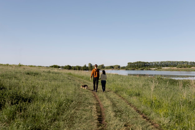Photo gratuite voyageurs de longue haleine avec chien dans la nature