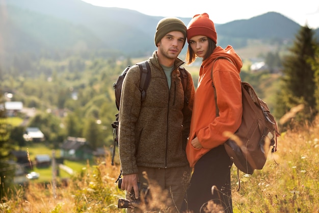 Voyageurs ruraux explorant les environs ensemble